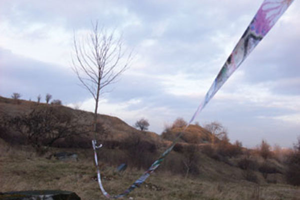 Yuka Origasa - Loslassen (Aktion in Plaszow-Krakau) - 2007 - Wachsmalstifte, Ölfarbstifte, Dammarfirnis auf Papier, Holzstab