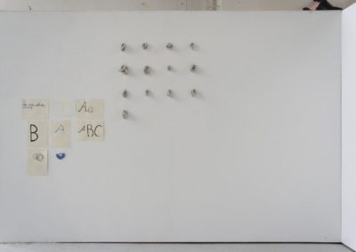 Sonja Berles - o.T. (Installationsansicht) - 2012 - Modelliergips, Papier, Tusche, Farbstifte, gefundenes Objekt - 1,5 x 1,7 m