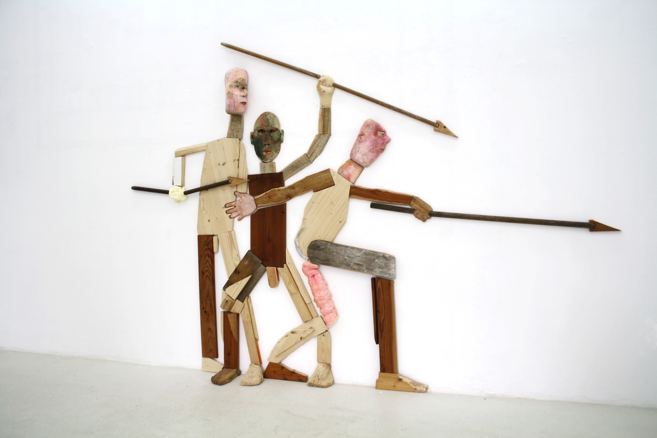 Lucas Ortel - Die Jäger - Fundholz, Tempera, Glasaugen - 190 x 250 x 10 cm