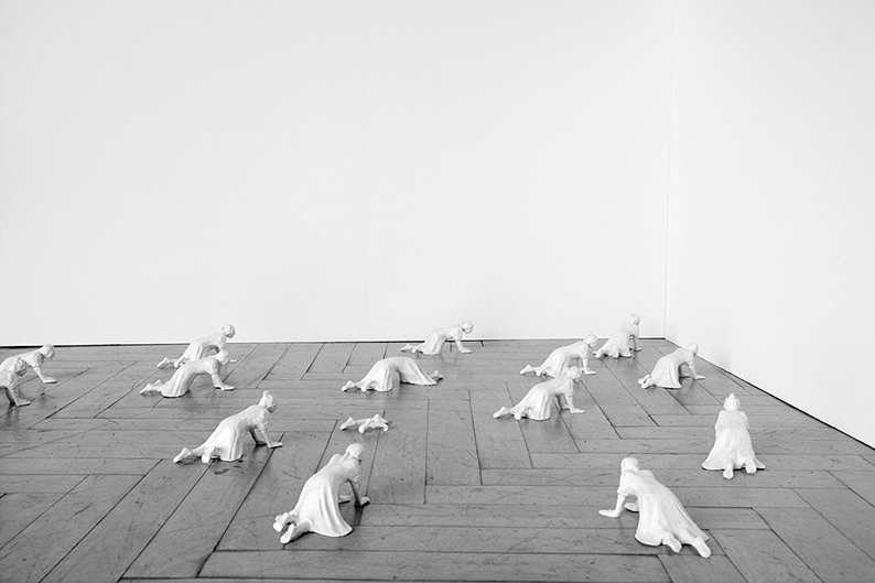 Nora Mesaros - This could be you in white - 2017 - Keramik - je 15 x 20 x 10 cm
