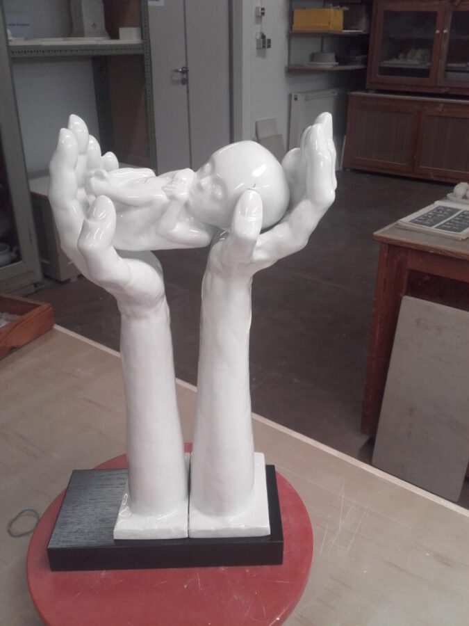 Ulrich Eißner - Hands of Hope (Dresdner HOPE-Award) - Ausführung in Meißener Porzellan durch Staatliche Porzellanmanufaktur Meißen - Höhe 36 cm