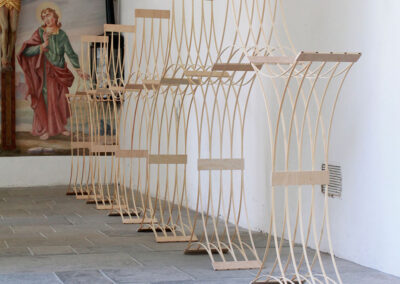 Paul Reßl – 310700 Prototyp – 2019 – Holzelement, Fichtenleisten – 160 x 720 x 35 cm – Ausstellungsansicht Buxheim, 2020