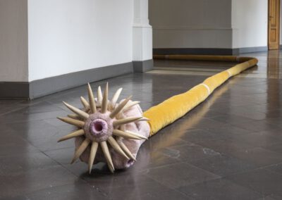 Mira Friedrich - Bandwurm - 1200x40x40cm - 2022 - Stoff, Pelz, Lindenholz, PVC Rohr, Holzwolle