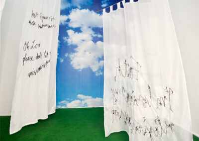 Melina Braß – Of searching and not finding – 2023 – Diplominstallation im Bistro21, Leipzig – Teppich Fototapeten, Videos