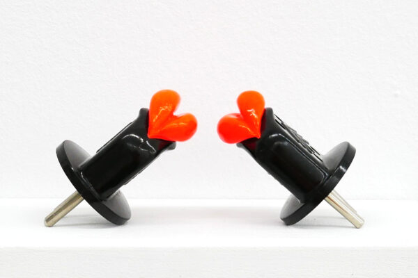 Theresa Haupt - First Last Kiss - 15x10x5cm - Schutzkontaktstecker, Modelliermasse - 2025