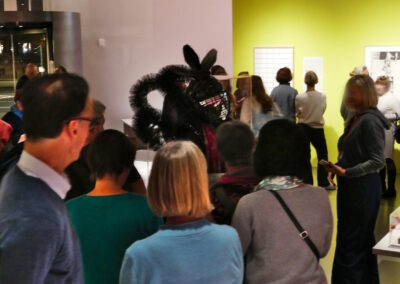 Fabian Vogel - .Kostümassistenz für den Auftritt seiner Exzellenz Don Brush im Archiv der Avantgarden Dresden - Vernissage Fluxuriös! - 07.11.2025 - Foto Bernd Vogel