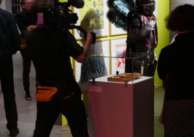 Fabian Vogel - Kostümassistenz für den Auftritt seiner Exzellenz Don Brush im Archiv der Avantgarden Dresden - Vernissage Fluxuriös! - 07.11.2025 - Foto Bernd Vogel